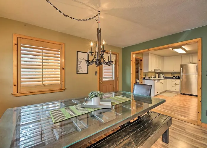 Holiday home Cozy Escape With Yard Hike, Sightsee And Explore!
