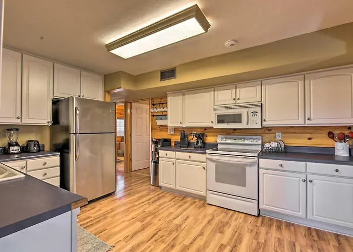 Holiday home Cozy Escape With Yard Hike, Sightsee And Explore!