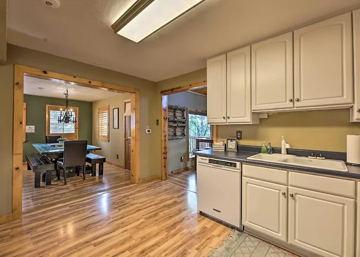 Cozy Escape With Yard Hike, Sightsee And Explore! Holiday home *