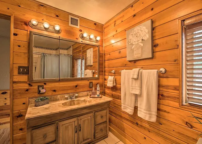 Holiday home Cozy Escape With Yard Hike, Sightsee And Explore!