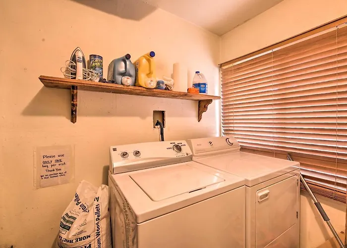 Holiday home Cozy Escape With Yard Hike, Sightsee And Explore!