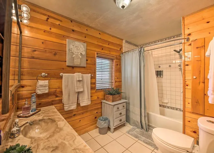 Cozy Escape With Yard Hike, Sightsee And Explore! Holiday home