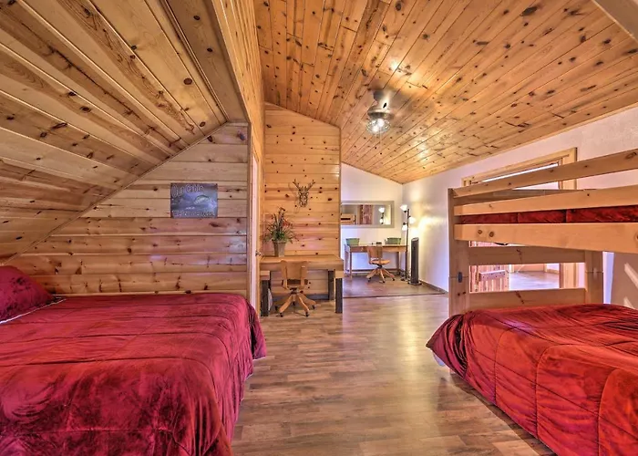 Cozy Escape With Yard Hike, Sightsee And Explore! Holiday home