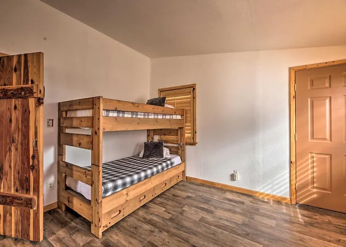 Cozy Escape With Yard Hike, Sightsee And Explore!