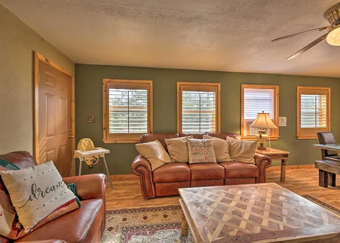 Holiday home Cozy Escape With Yard Hike, Sightsee And Explore!